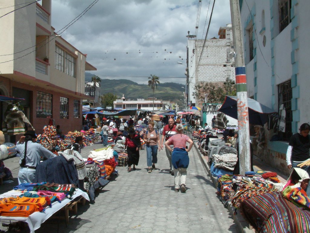 01-Way to the market in Otavalo.jpg - Way to market in Otavalo